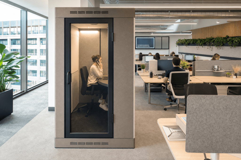Hoe kies je de juiste geluidsdichte cabine voor een open kantoor: waar let je op qua afmetingen, ventilatie en geluidsisolatie?